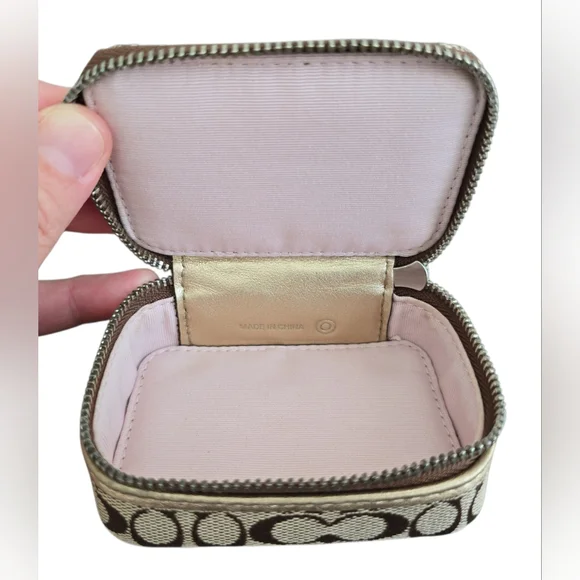 Coach Signature Canvas Triple Pill Box Khaki signature canvas, gold trim VGUC - Picture 4 of 9